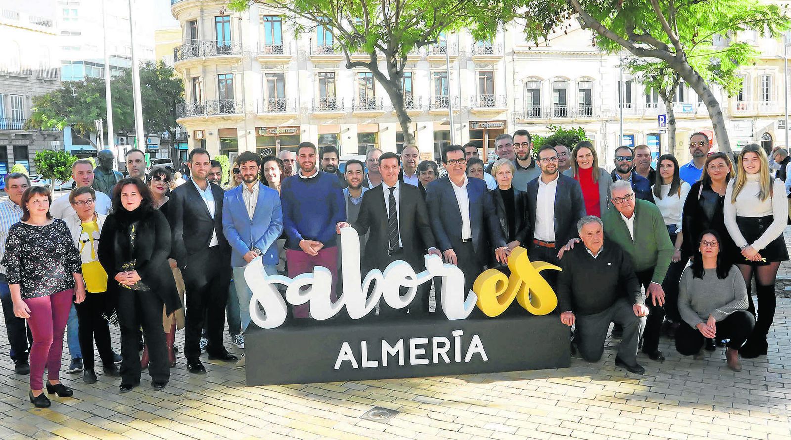Empresarios adheridos a ‘Sabores Almería’ junto al presidente de la Diputación, Javier A. García, el diputado Antonio J. Rodríguez y el concejal Carlos Sánchez.
