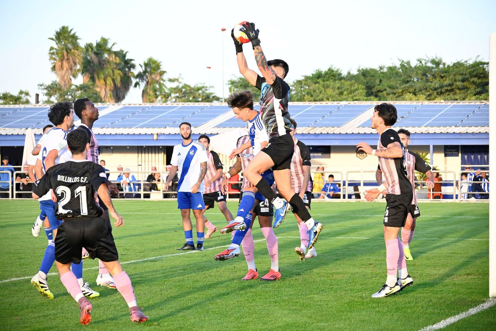 Centurión atrapa una pelota en el partido entre Atlético Onubense y Bollullos.