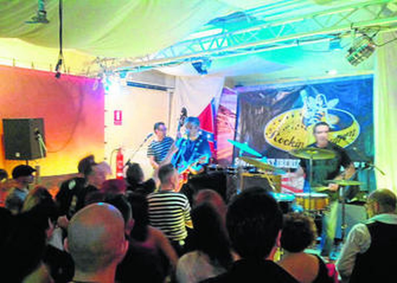 Punto de encuentro. Las fiestas organizadas por Rockin Swarm son una oportunidad para reunirse con los amantes de la cultura 'rockabilly'. En ellas se suma a la música el baile y la propia estética de muchos de los que asisten. Algunas salas como Ruta 66, en Montequinto, o Events, en la Cartuja, las acogen.