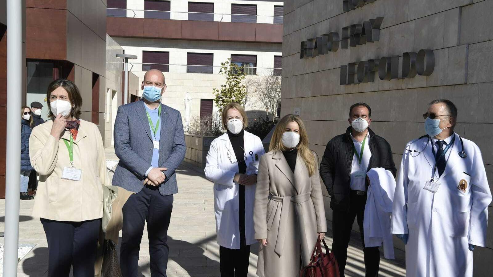 El equipo directivo del distrito sanitario Granada Metropolitano y de la residencia Fray Leopoldo, tras vacunar de coronavirus a los primeros granadinos.