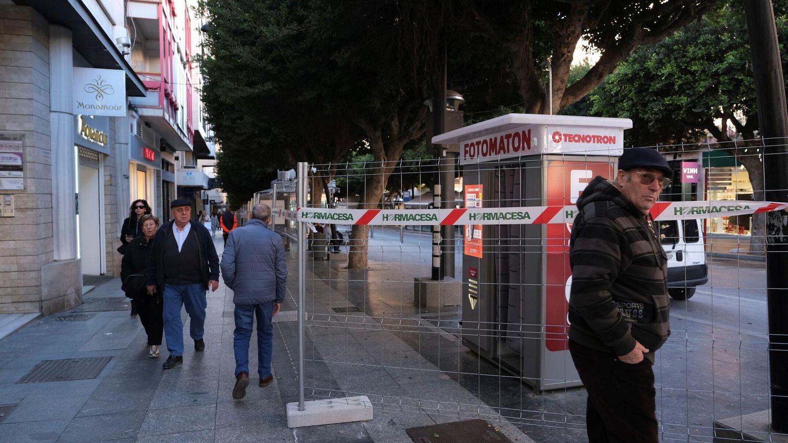 Corredores peatonales habilitados para el acceso a tiendas y bares.