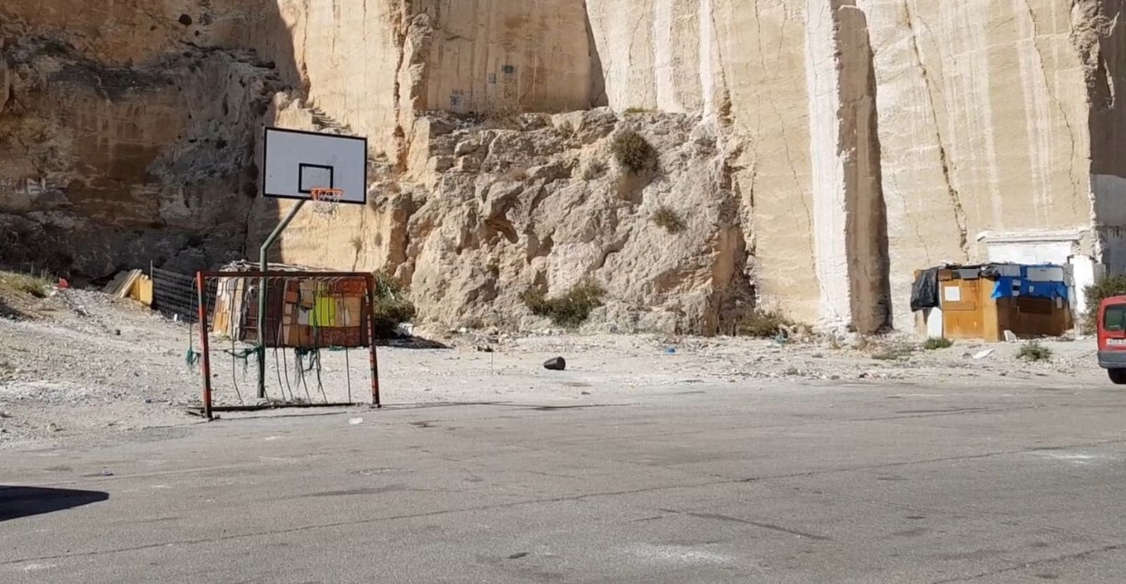 Pista deportiva ruinosa