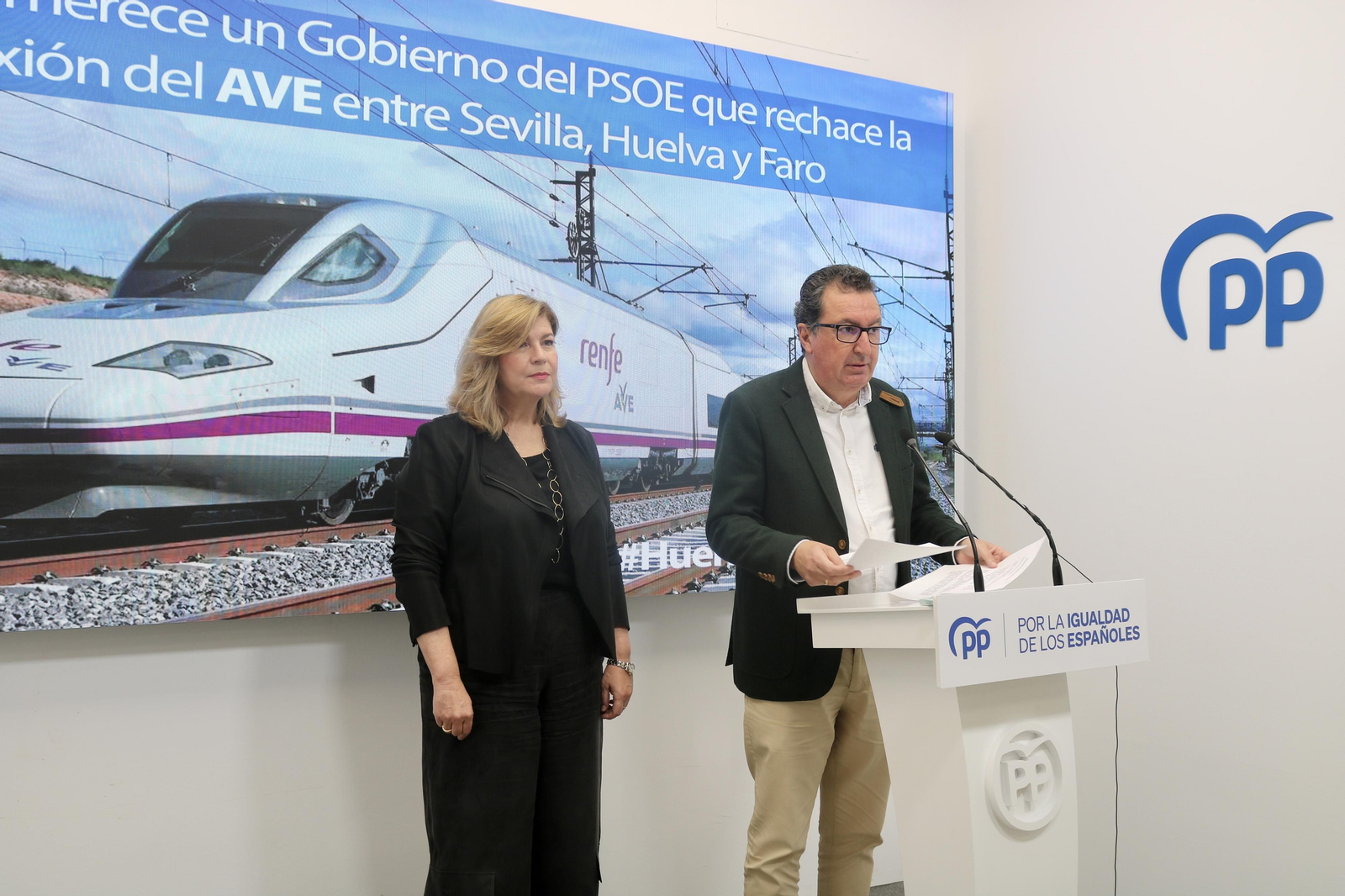 Manuel Andrés González y Berta Centeno, este martes en rueda de prensa.
