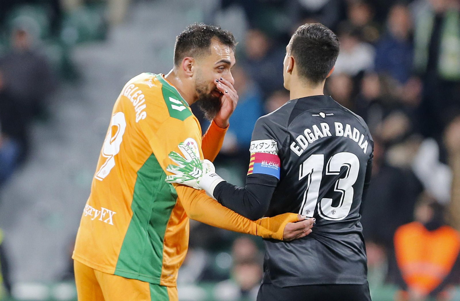 Borja Iglesias felicita a Édgar Badía tras parar el penalti.