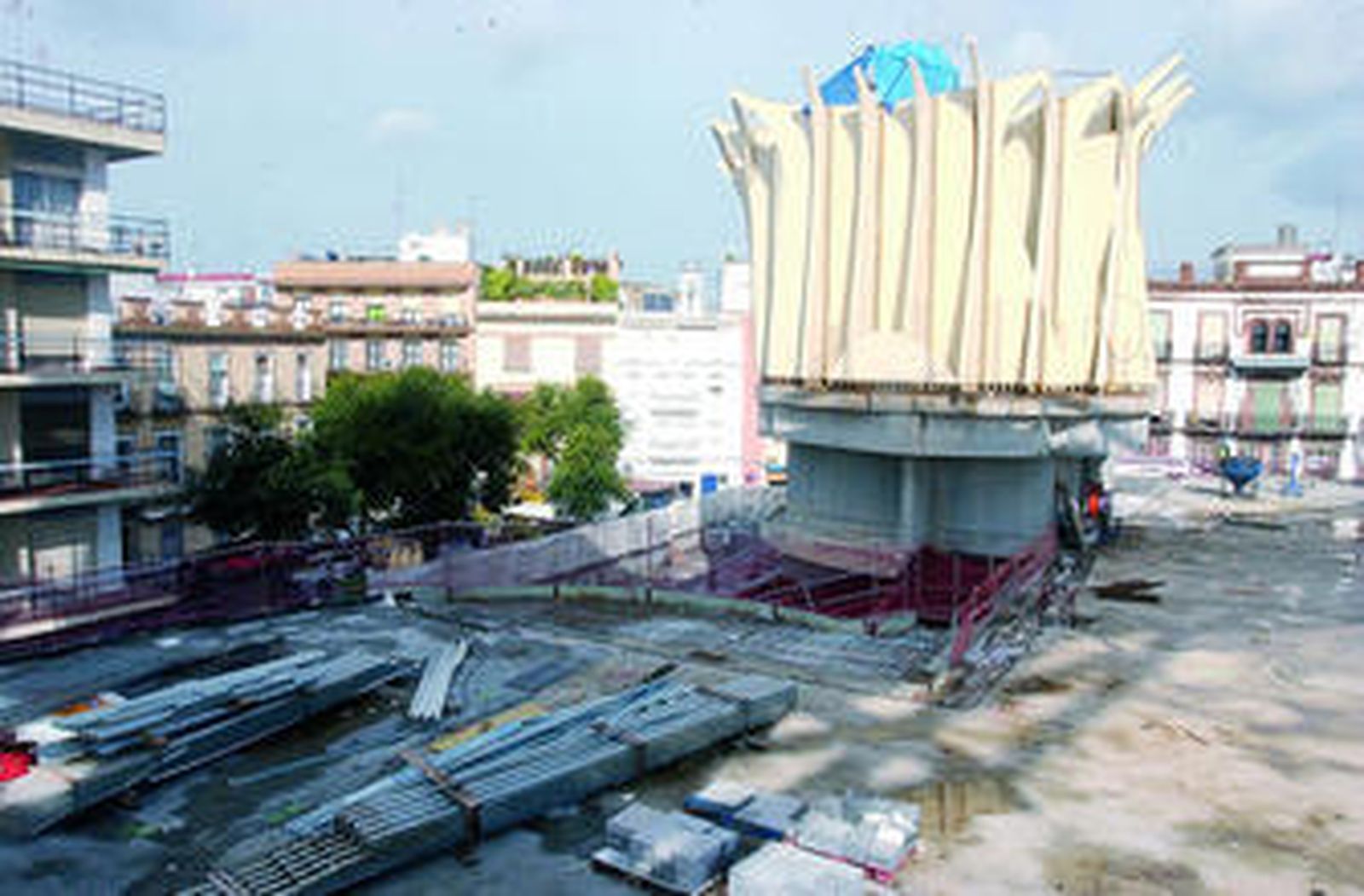 Aspecto del tronco de uno de los parasoles, ayer, en los que se observa el recubrimiento de madera.