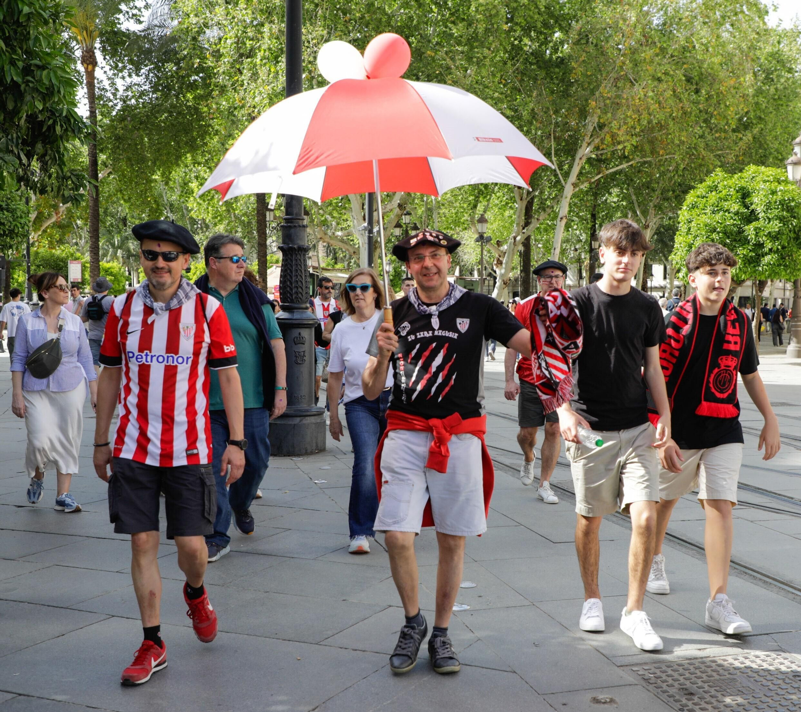 Las fotos de hinchas del Athletic y del Mallorca por Sevilla