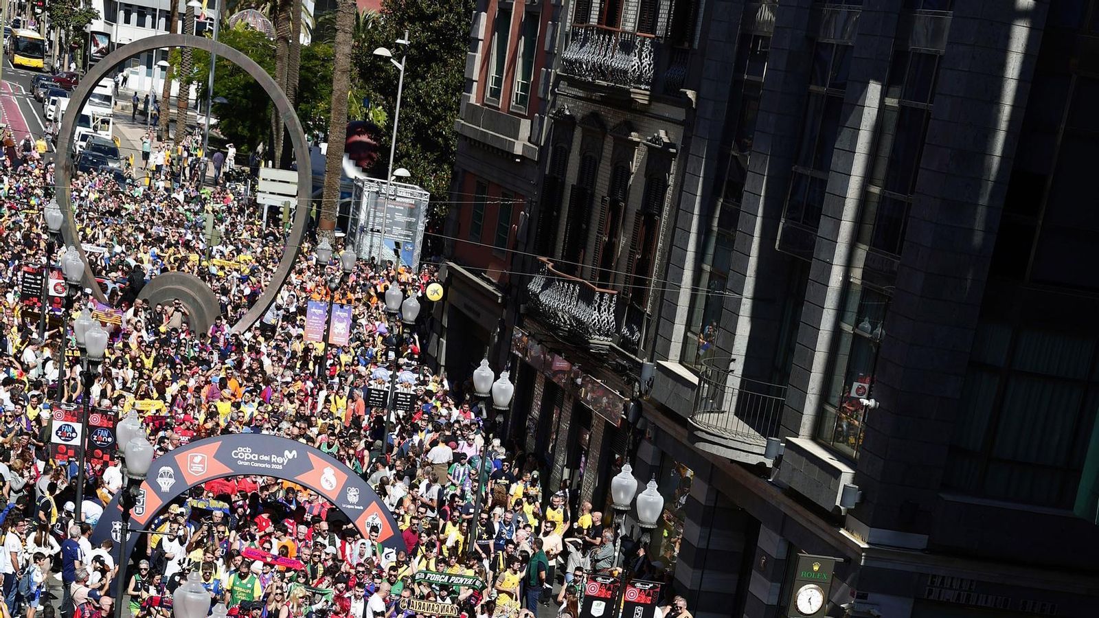 La gran fiesta de las aficiones en la Copa: Miles de personas toman las calles de Las Palmas