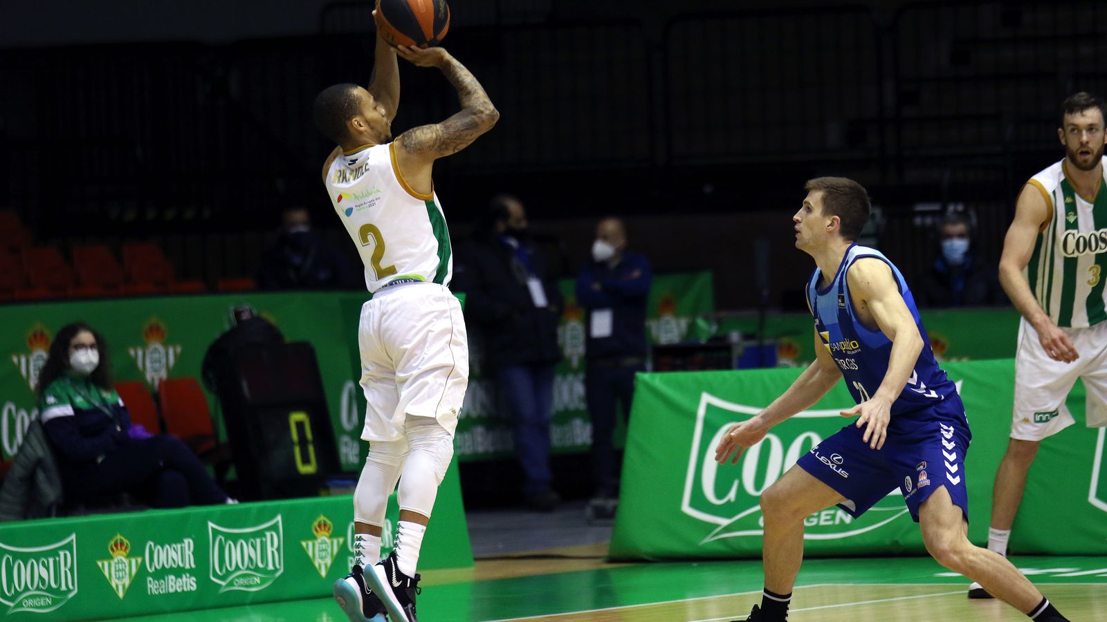 Randle lanza un triple ante Rabaseda, del San Pablo Burgos.