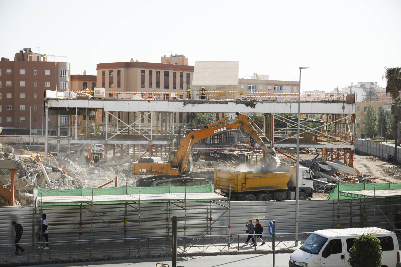 En la estación intermodal de Almería ya solo quedan escombros. Las imágenes