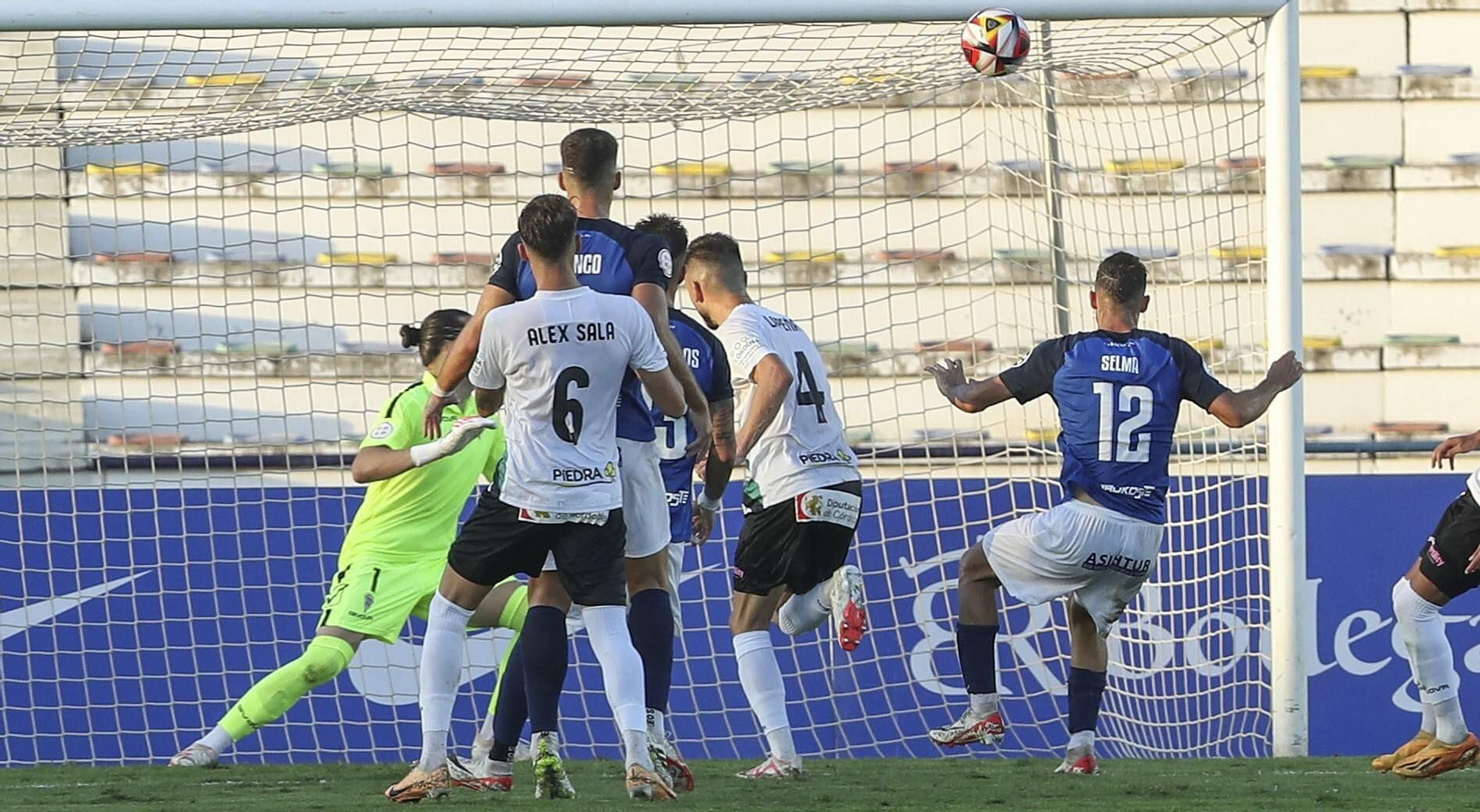 Lluís Tarrés ve como el remate de Selma entre su portería, en el San Fernando - Córdoba CF. Lluís Tarrés ve como el remate de Selma entre su portería, en el San Fernando - Córdoba CF.