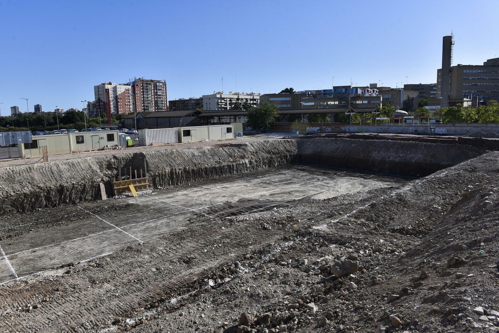 Los operarios han comenzado la obra con un gran socavón en la parcela.