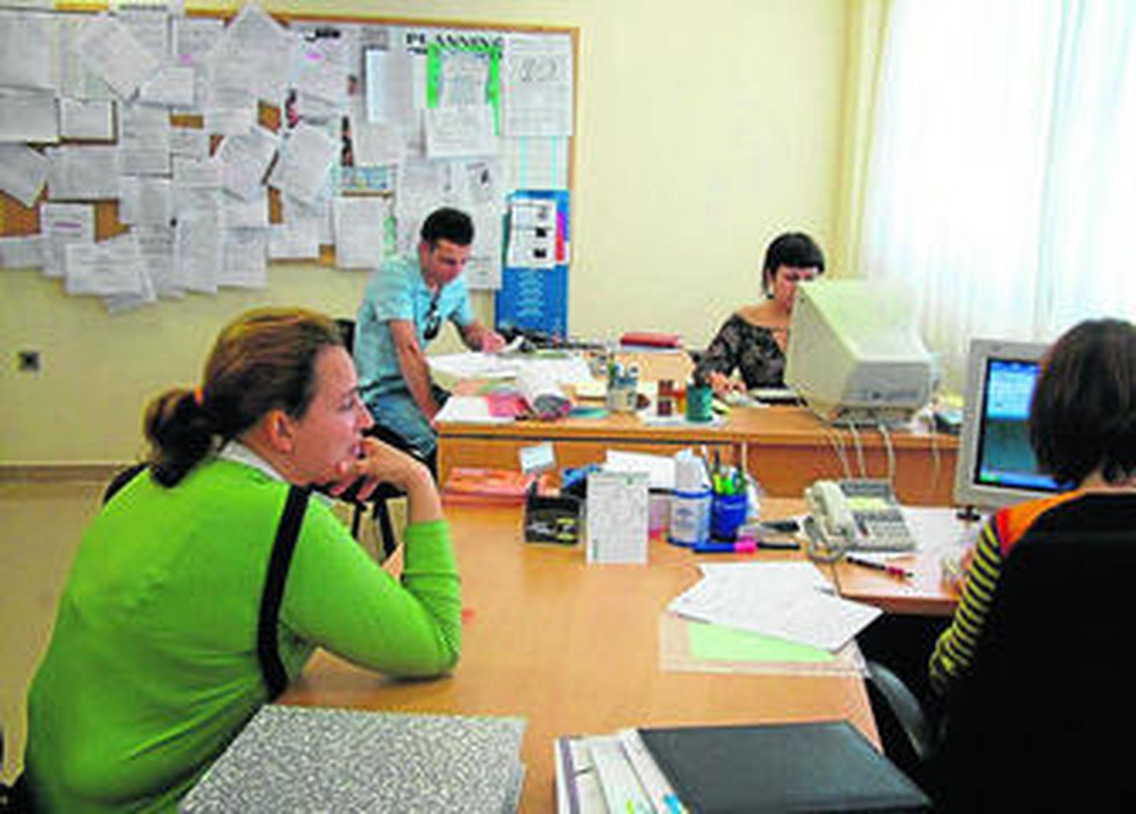 Trabajadores de la nueva sede de Autismo de Almería que abrirá mañana sus puertas.