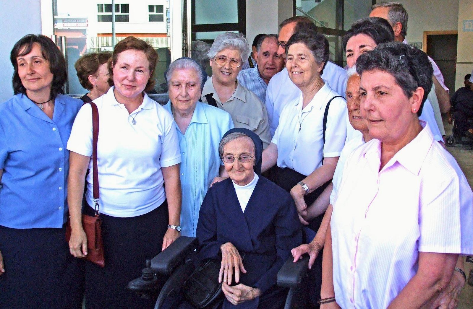 Sor María Luisa Pérez Montañés -sentada- da nombre a un centro de salud y una calle de Chipiona.