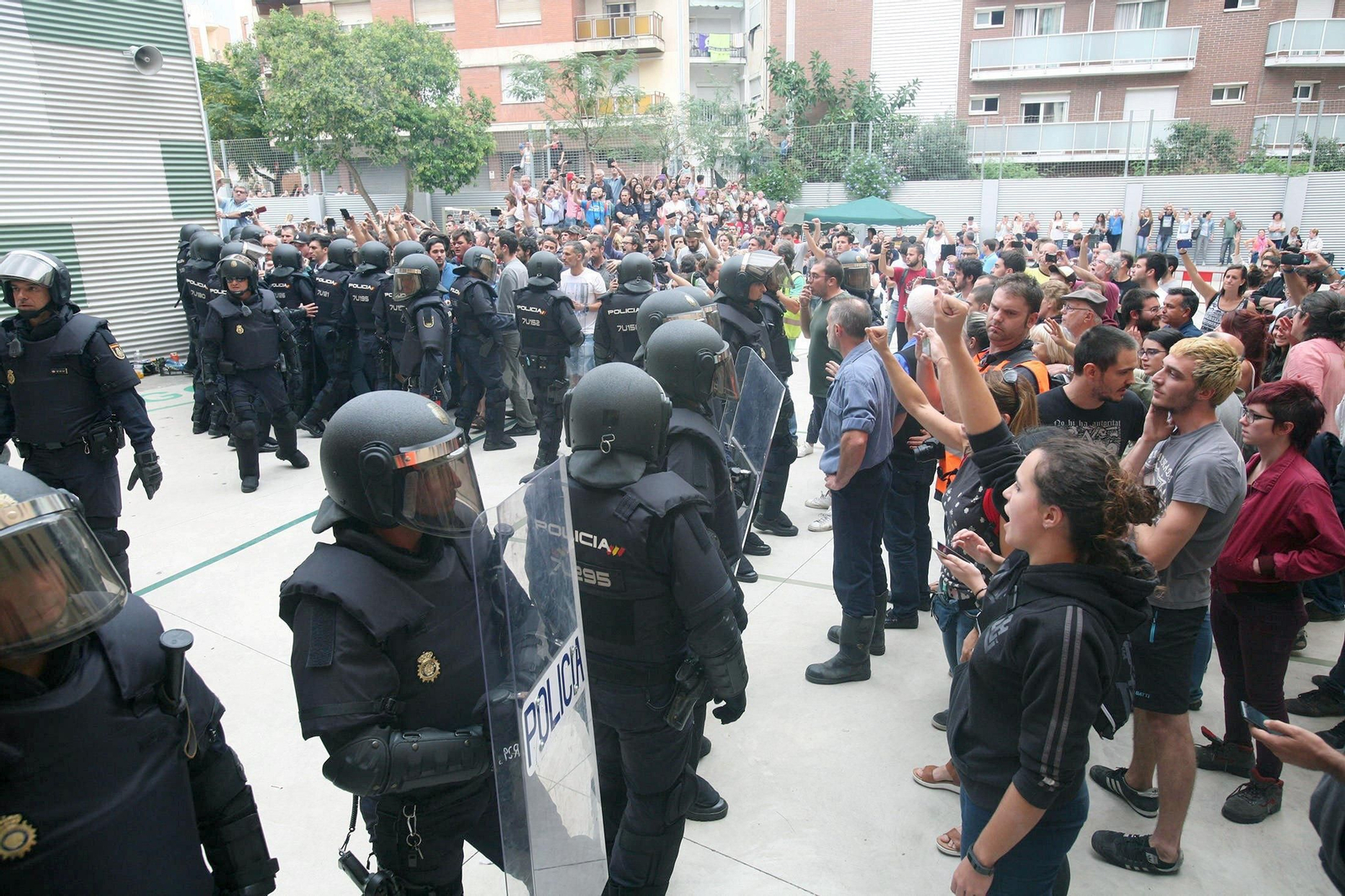 Cordón policial en un instituto de Tarragona durante la votación del referéndum ilegal.