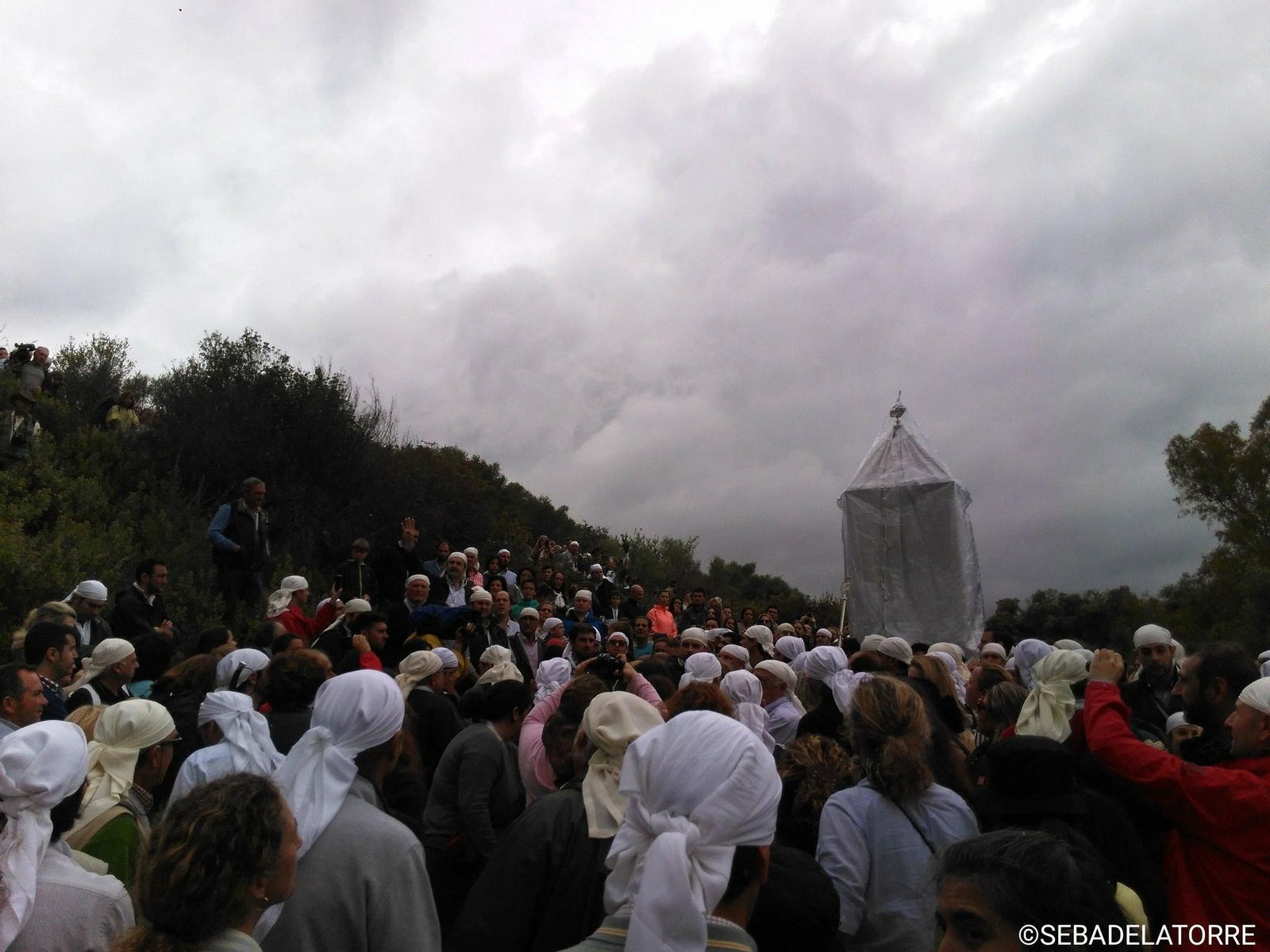 El templete de la Virgen de Setefilla, cubierto durante el camino que la lleva a Lora del Río.
