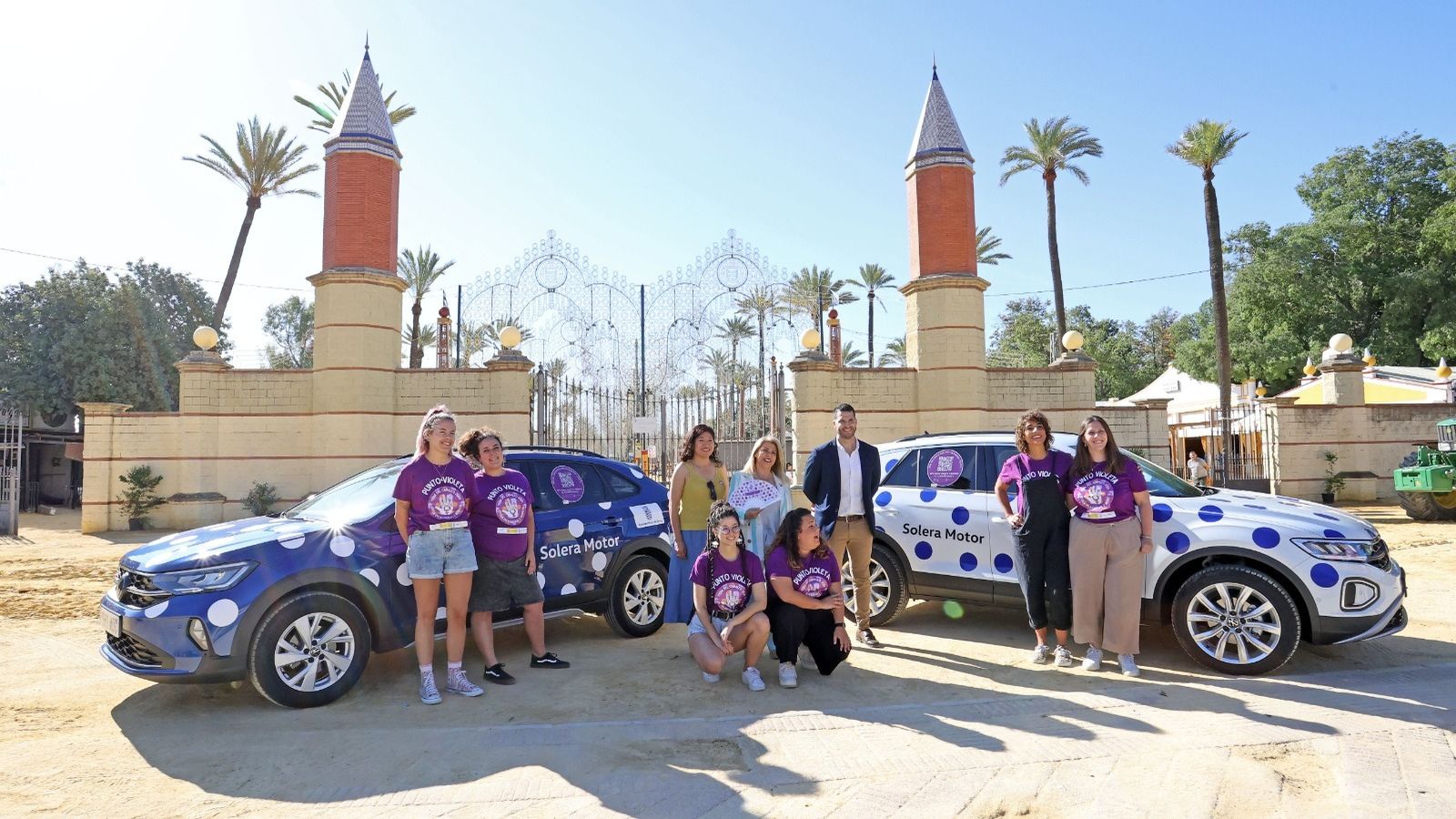 El equipo encargado del punto violeta, la alcaldesa y el representante de Solera Motor en la entrada de la feria.