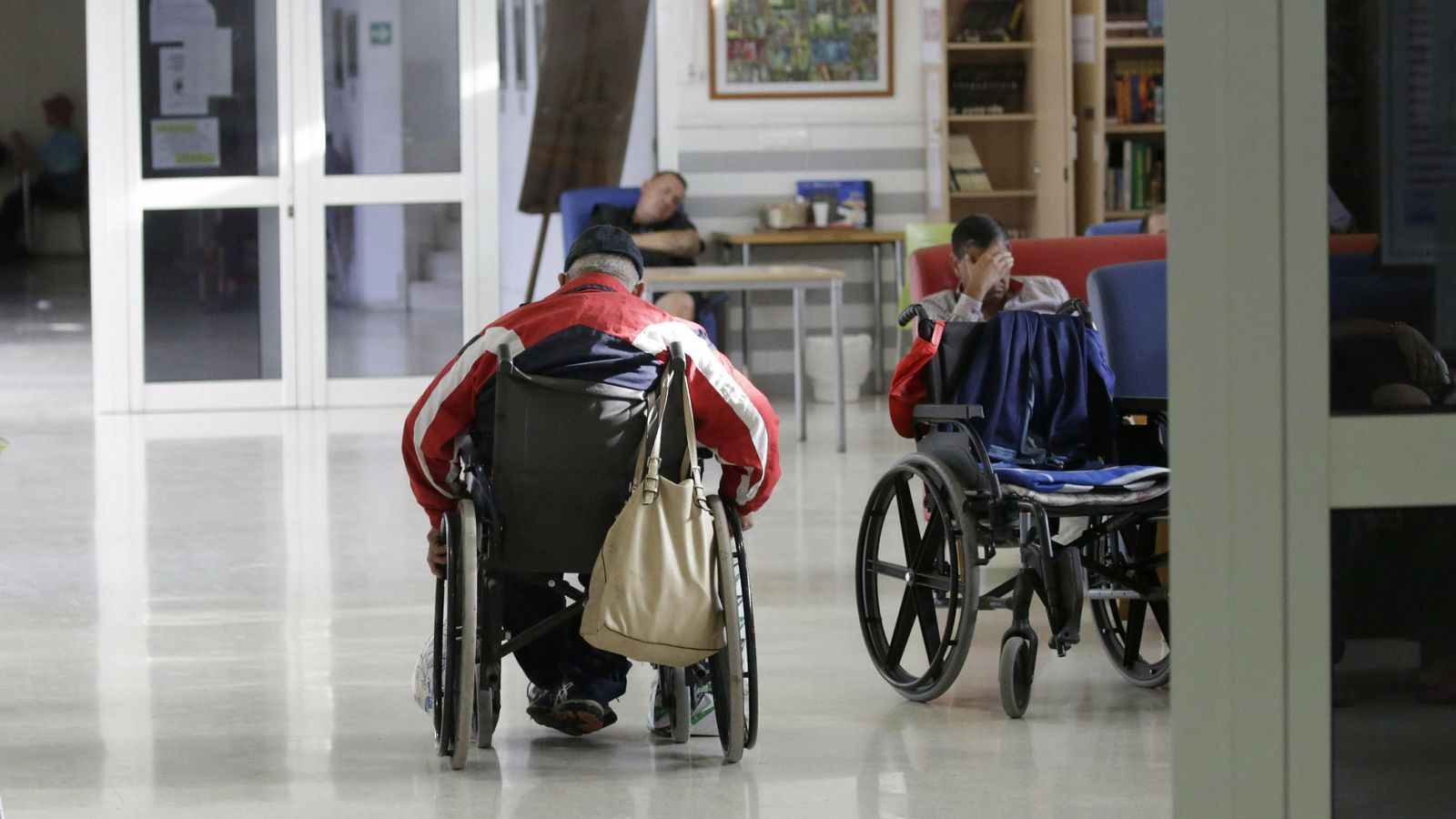 Varias personas en el albergue municipal.