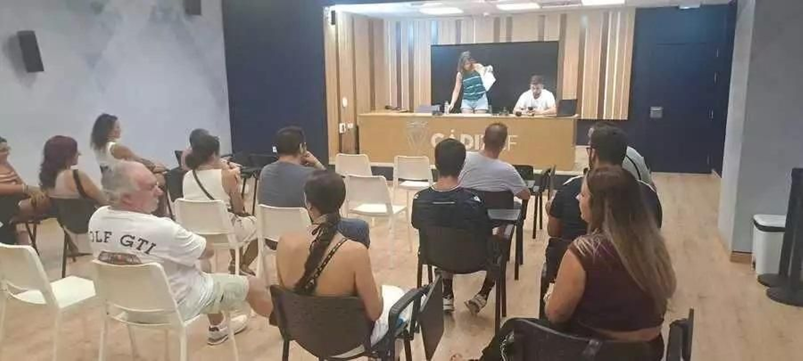 Reunión con los voluntarios en la sala de prensa del estadio.