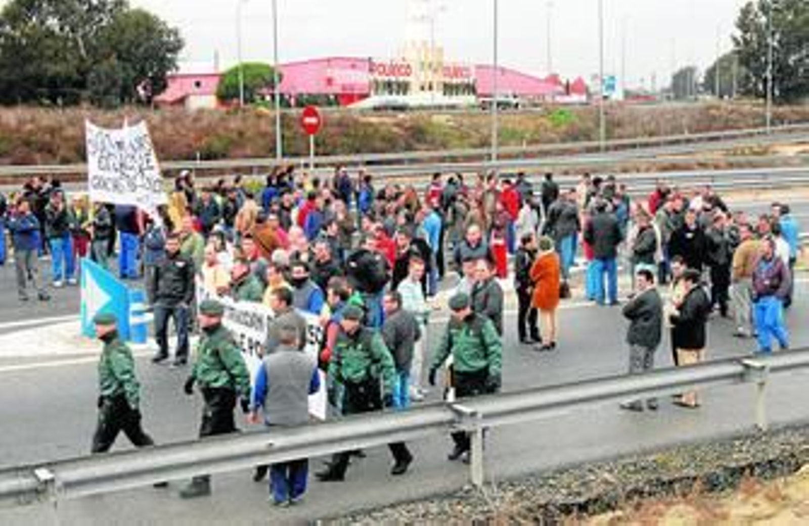 La plantilla de la empresa maderera durante el corte del tráfico en la autovía que circunvala Chiclana.