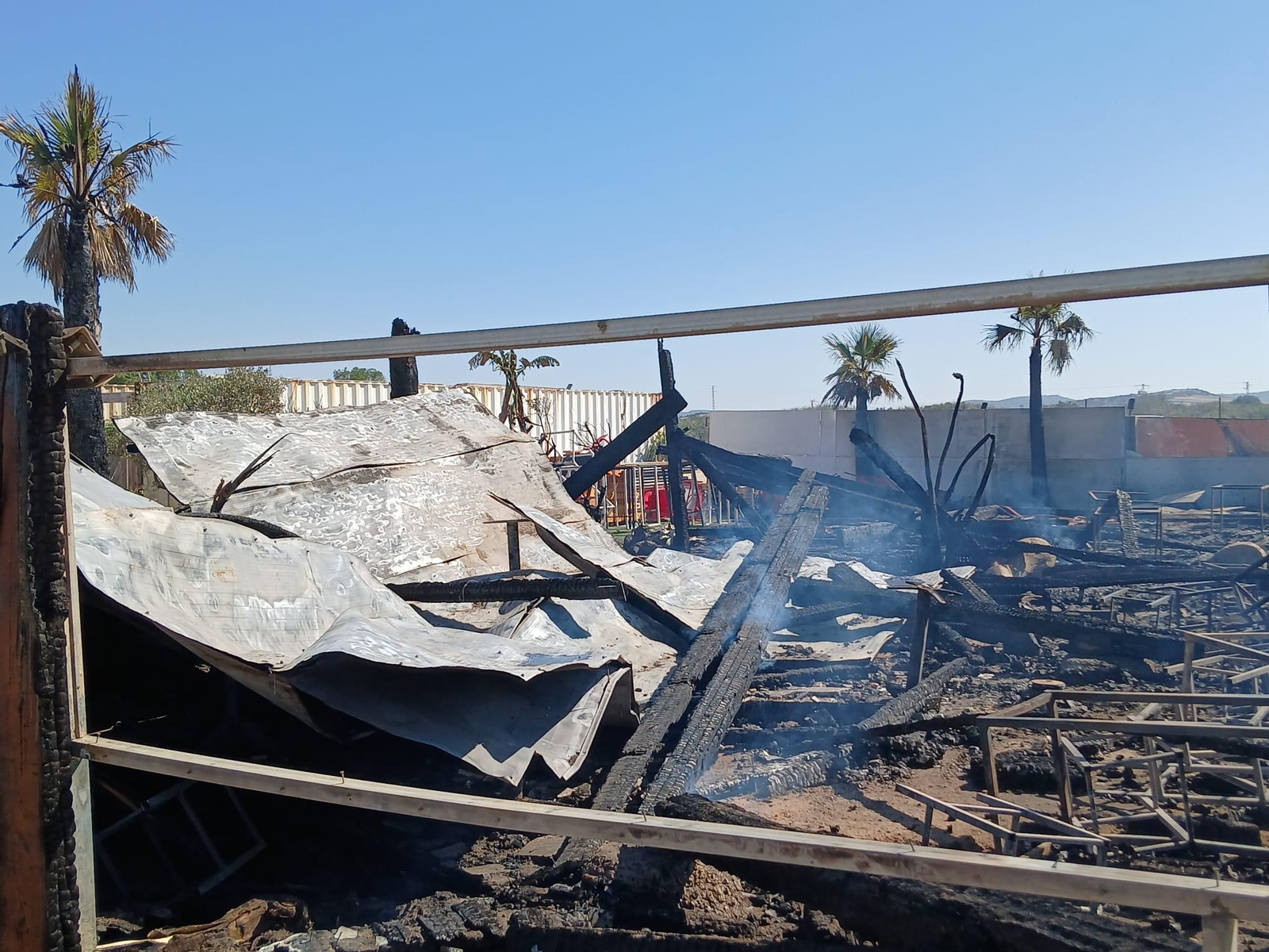 Las imágenes del incendio del chiringuito El Arenal de El Palmar