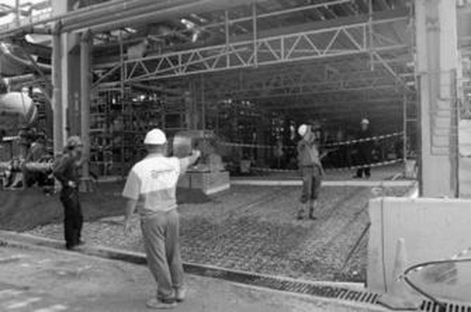 Trabajadores de una subcontrata, ayer, en las instalaciones de la refinería Gibraltar-San Roque.