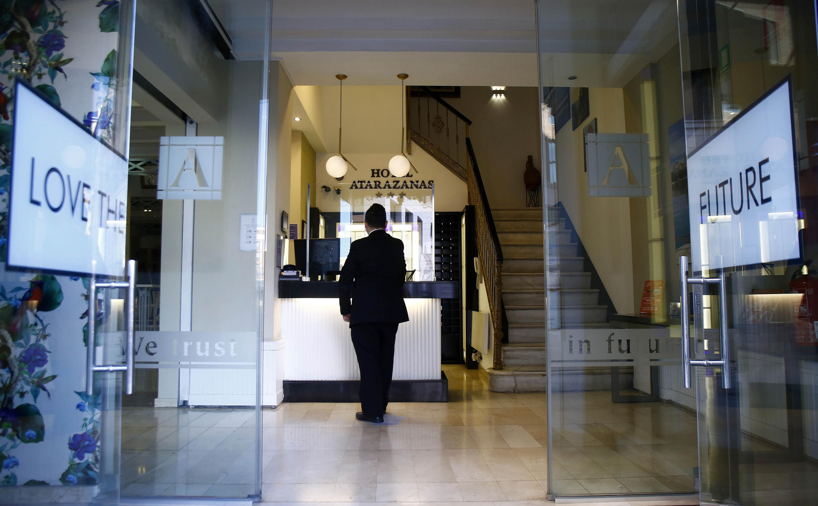 Un turista en la recepción de un hotel.