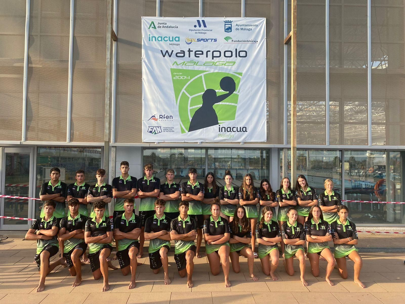 Ambas categorías posando antes de viajar a Barcelona.