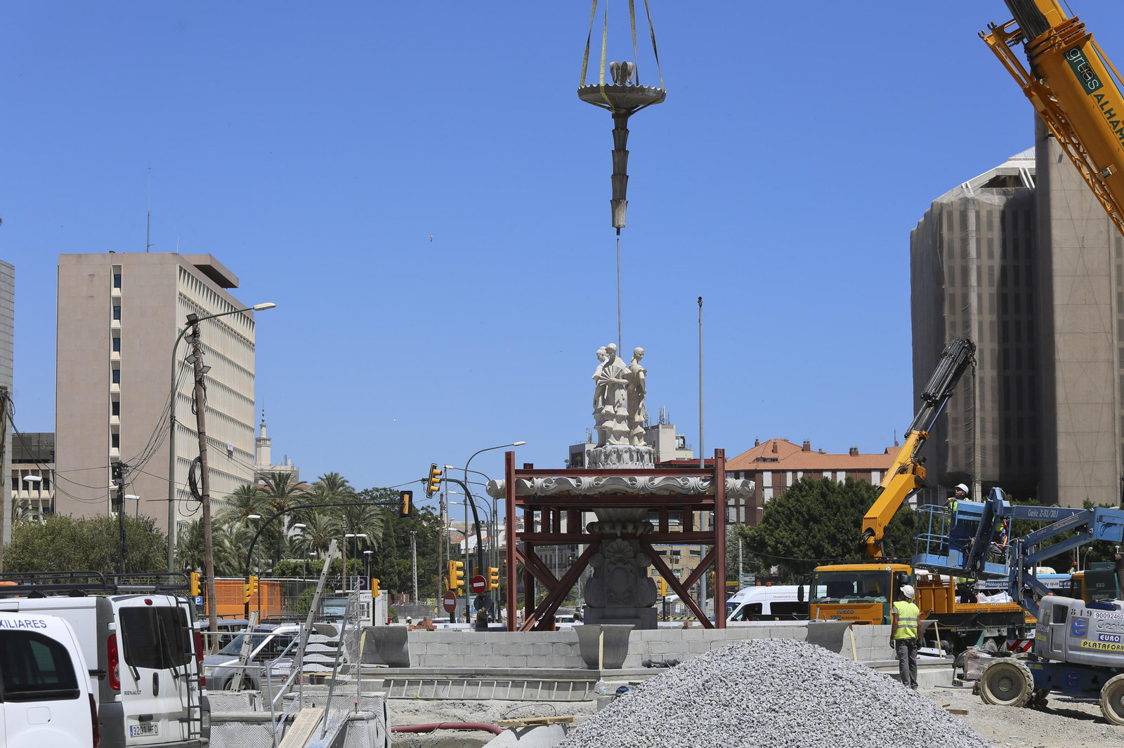 Fotos de la fuente de las Tres Gitanillas, que ya luce en la Avenida de Andalucía de Málaga