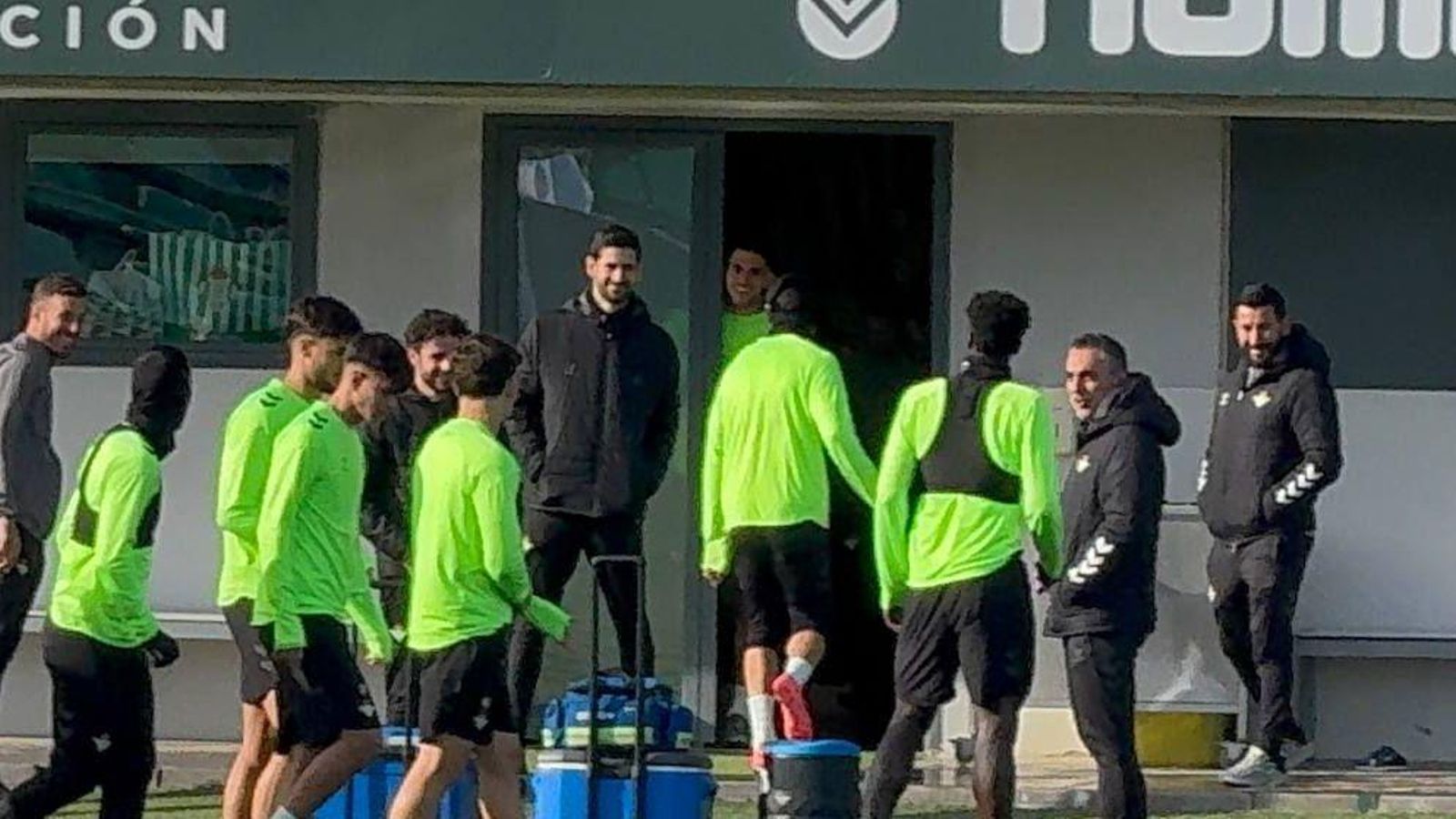 Marc Bartra se asoma para saludar a sus compañeros