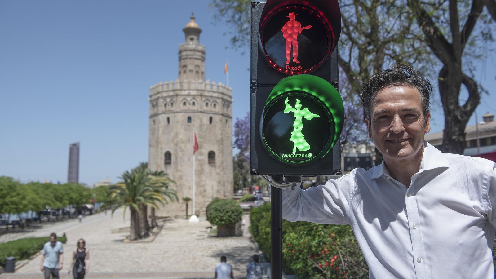 Alba, con sus semáforos ante la Torre del Oro.