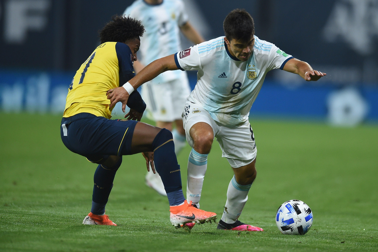 Marcos Acuña se marcha de Angelo Preciado en el Argentina-Ecuador.