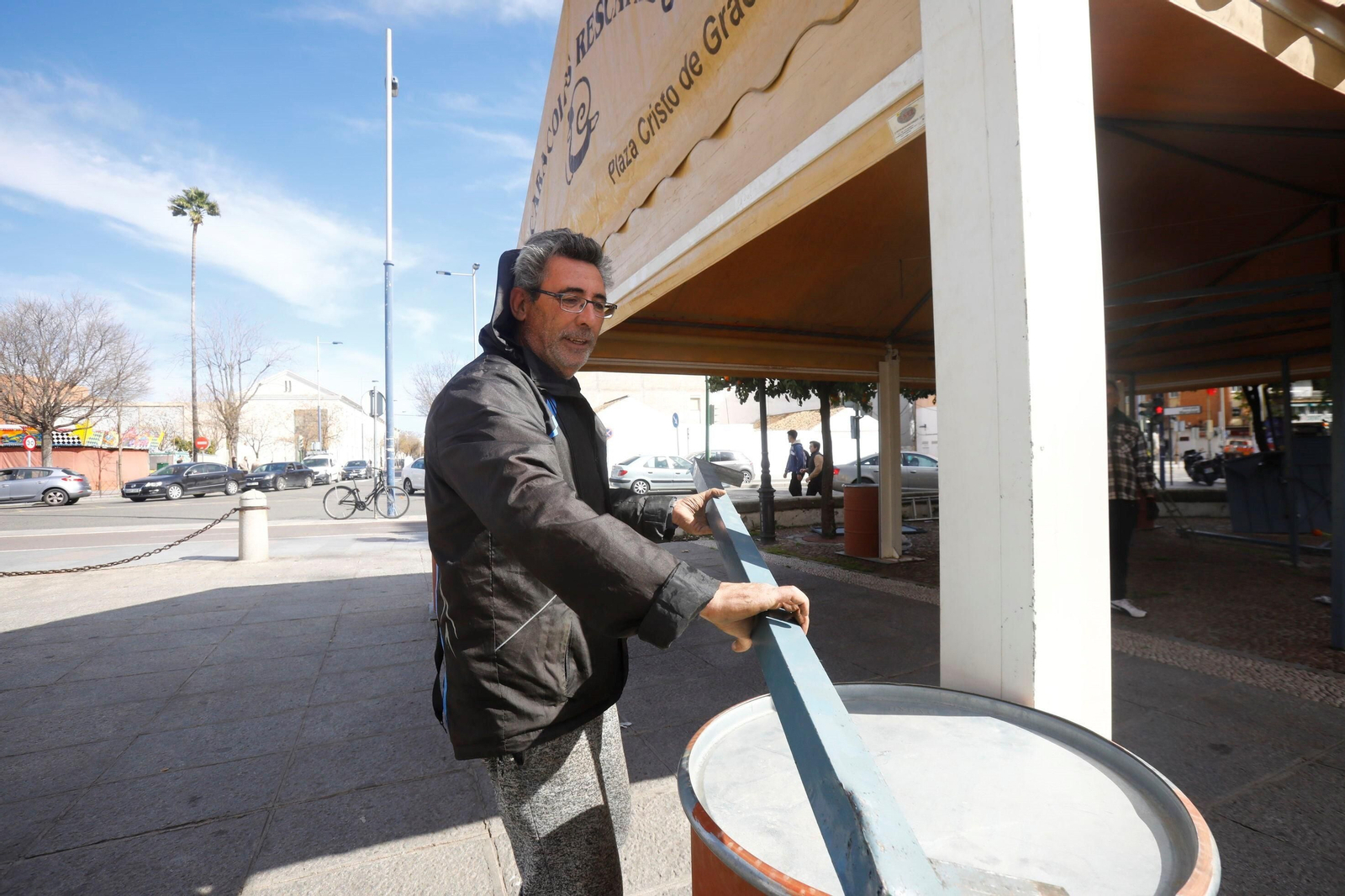 La instalación de los puestos de caracoles de Córdoba, en imágenes