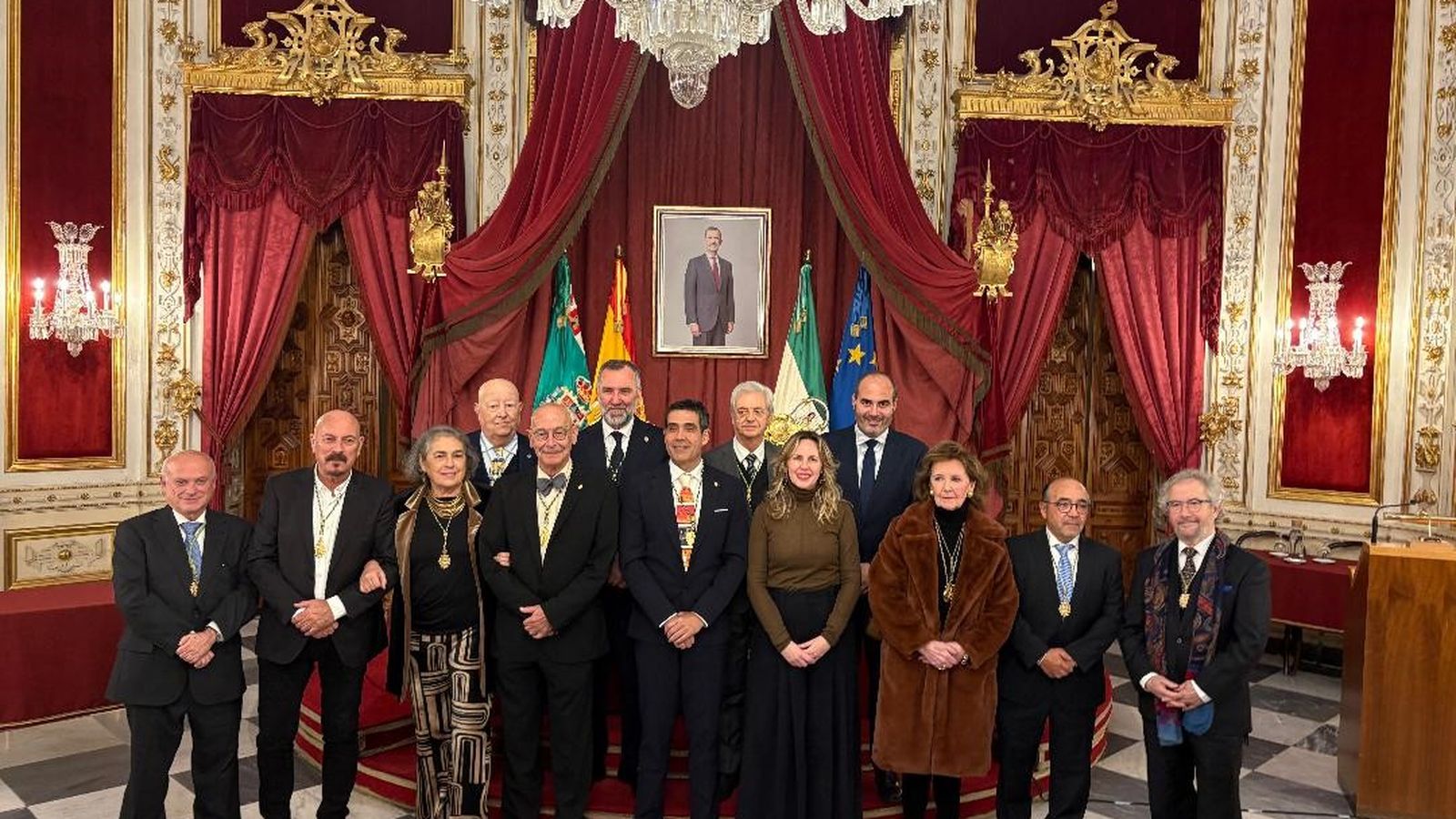 Los diputados Vanesa Beltrán y Antonio Jesús Aragón con los académicos tras finalizar la sesión en el Salón Regio de la Diputación Provincial.