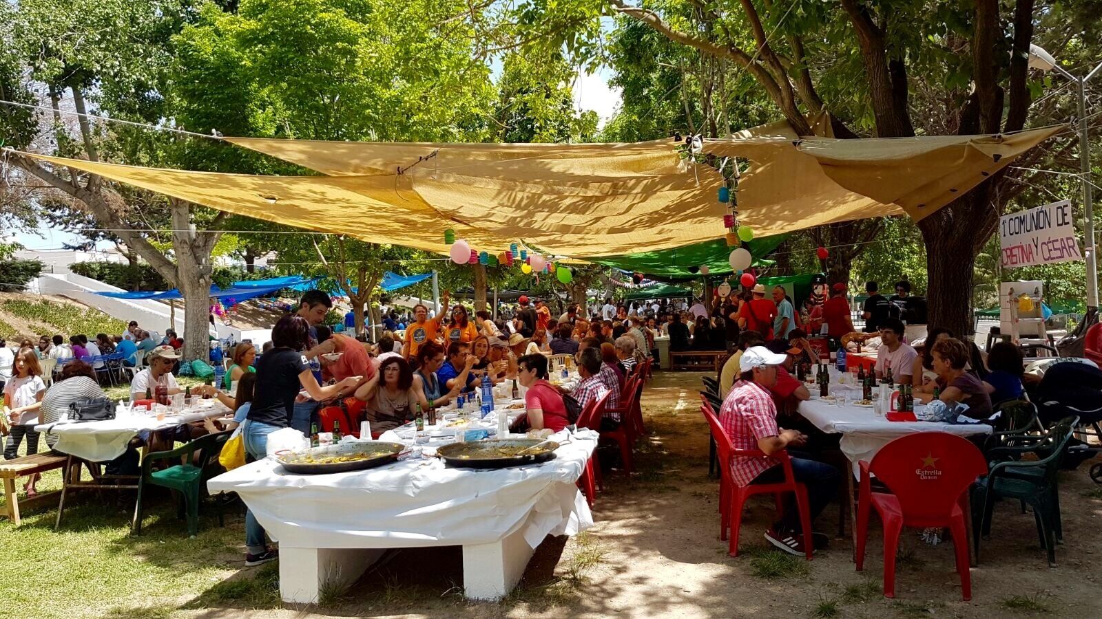 Mesas con toldos pueblan el area recreativa de Montagón.
