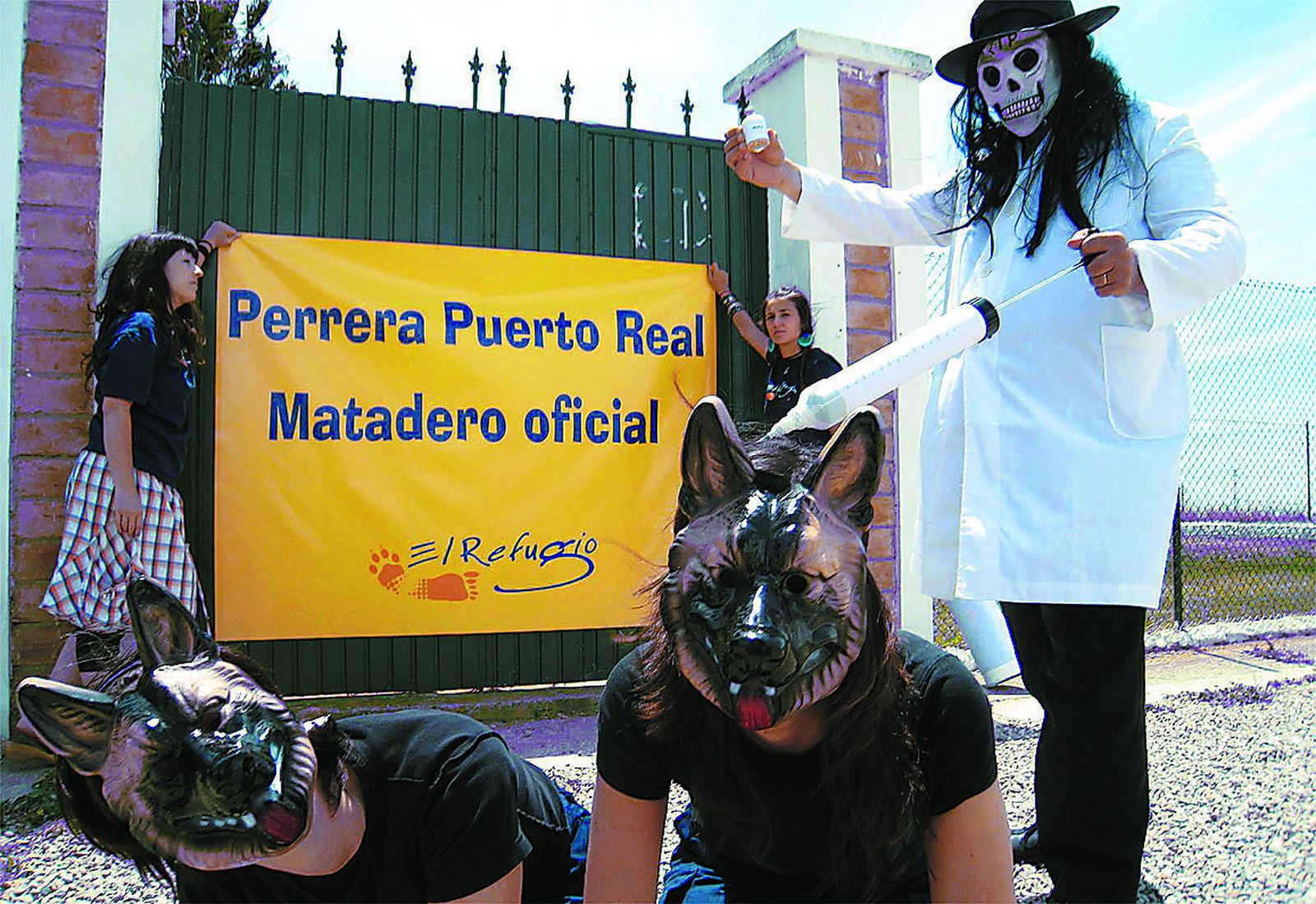 Miembros de la asociación El Refugio, durante una protesta ante la perrera de Puerto Real.