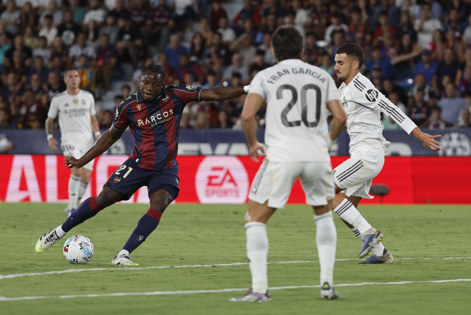 Etta Eyong remata en el partido Levante-Real Madrid.