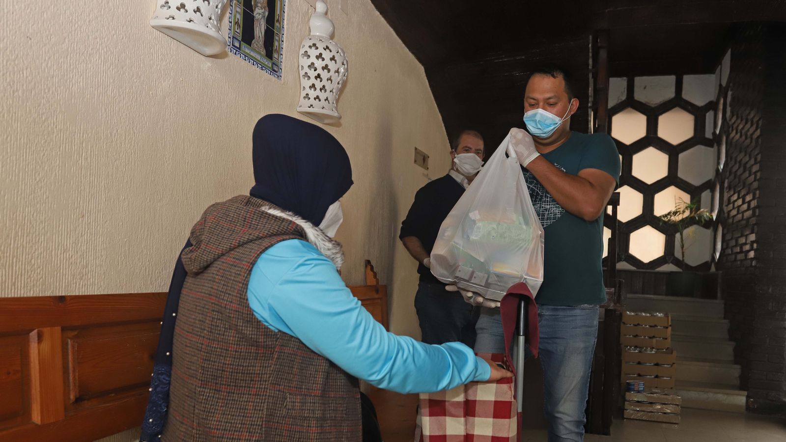 Reparto de alimentos de Cáritas en Algeciras