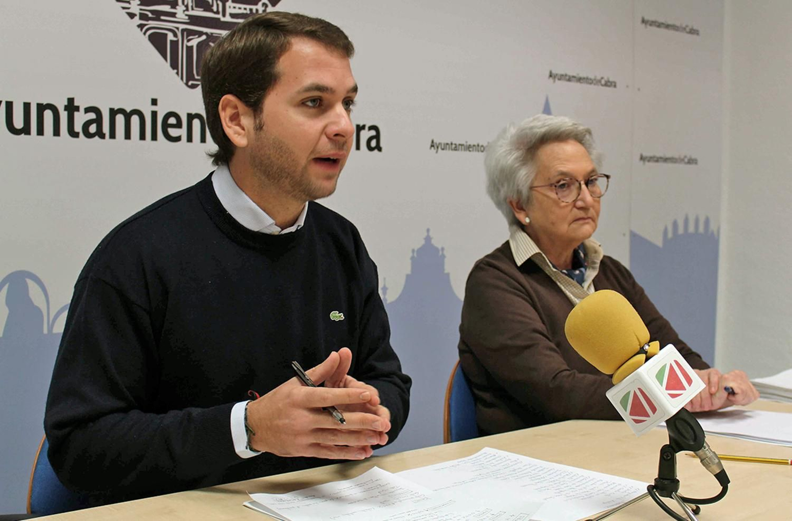 El alcalde, Fernando Priego, y la edil de Hacienda, Ana Peña, durante la comparecencia de ayer.