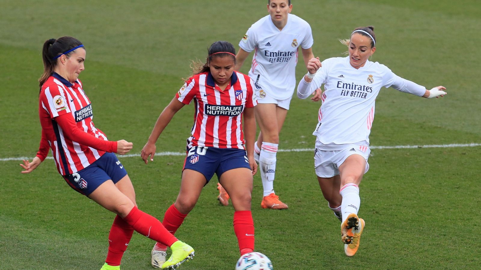 Un anterior partido del Real Madrid femenino, ante el Atlético de Madrid