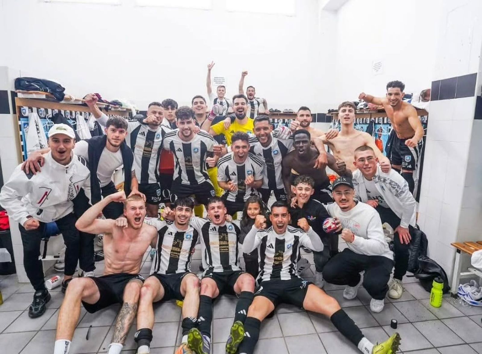 Los garrucheros celebran en su vestuario su triunfo en el derbi almeriense de este pasado fin de semana.