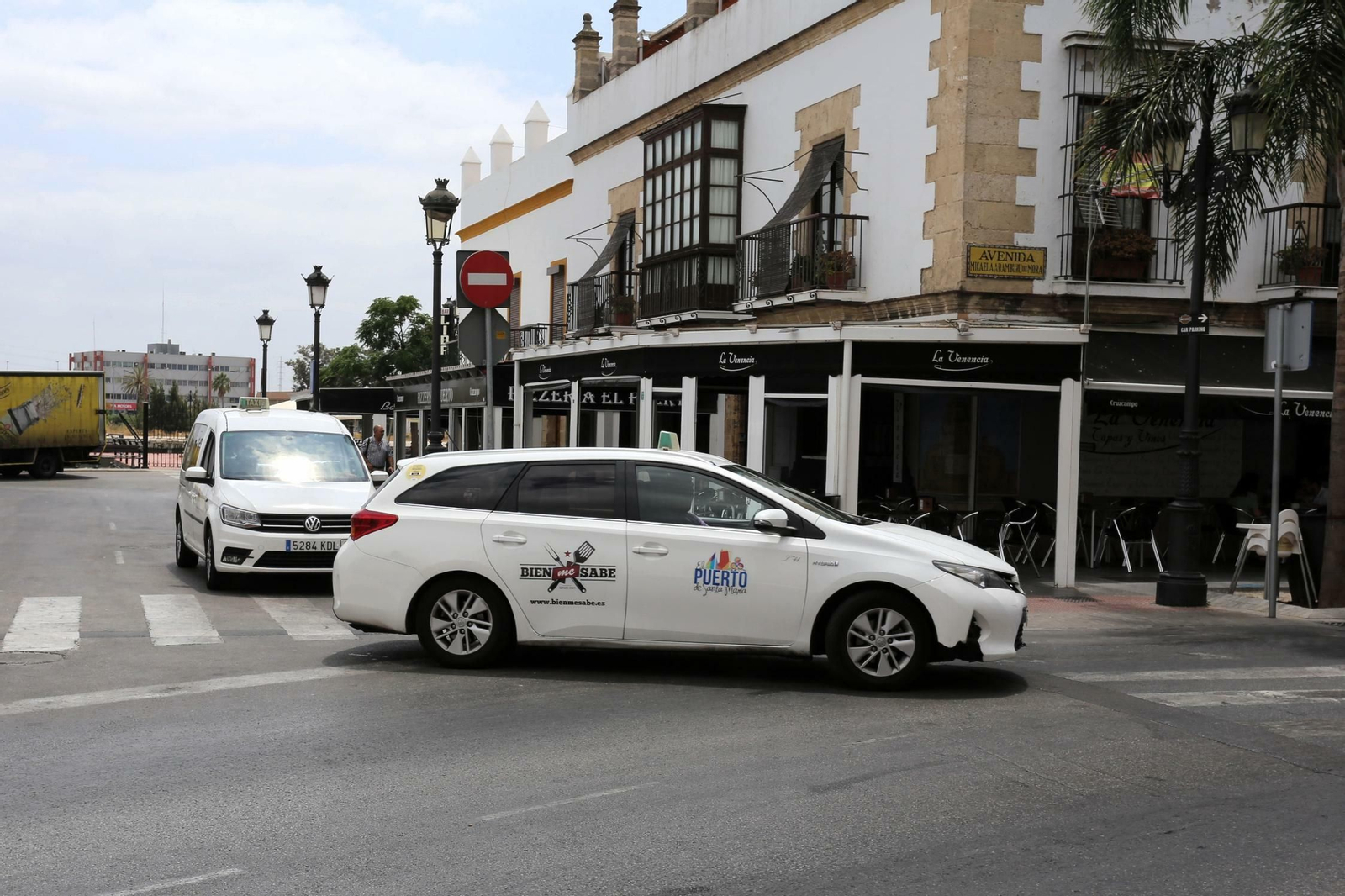 Imagen de un taxi este verano en la parada de la fuente de Las Galeras.