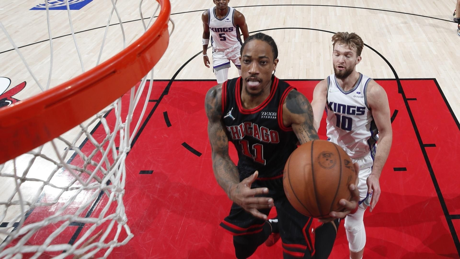 DeRozan hace una bandeja ante Domas Sabonis.