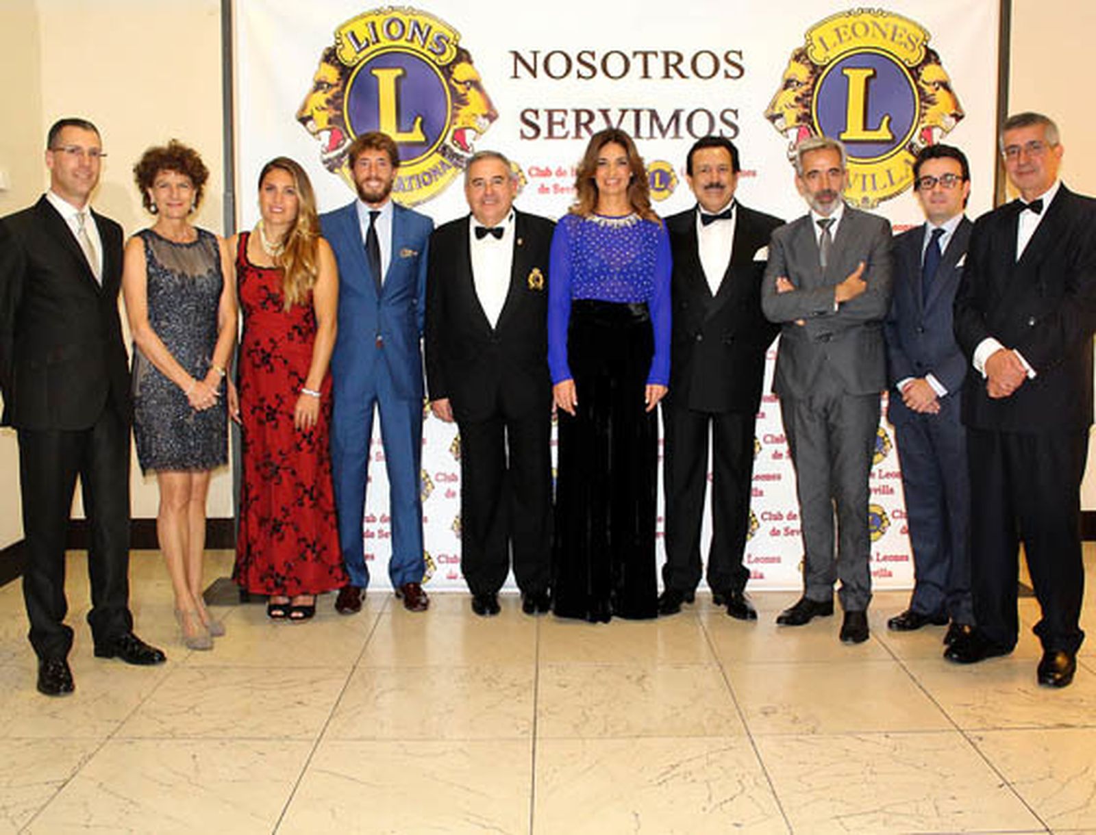 Vicente Moro y Carolina López (patrona-fundadora) de la Fundación Ronald McDonalds; la deportista Blanca Manchón, el torero Manuel Escribano, Evaristo Ramos, presidente del Club de Leones de Sevilla; Mariló Montero, Antonio Morera Vallejo, presidente del Grupo Morera & Vallejo; el actor Imanol Arias, Andrés Moreno (Hermandad del Rocío de Triana), y Ricardo García, presidente de Unicef Andalucía.  Foto: Victoria Ramírez