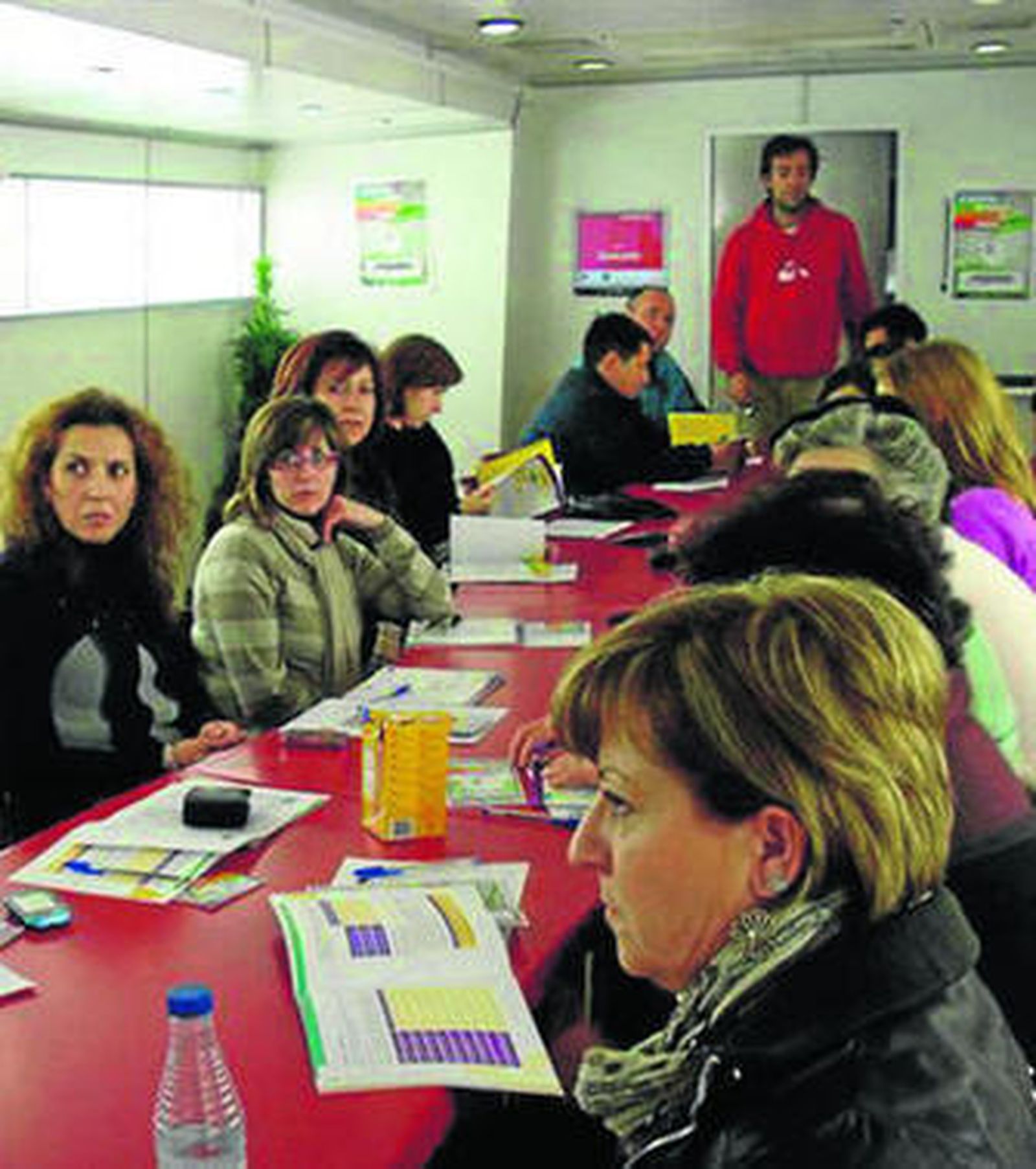Cerca de cien personas asistieron a las charlas informativas.
