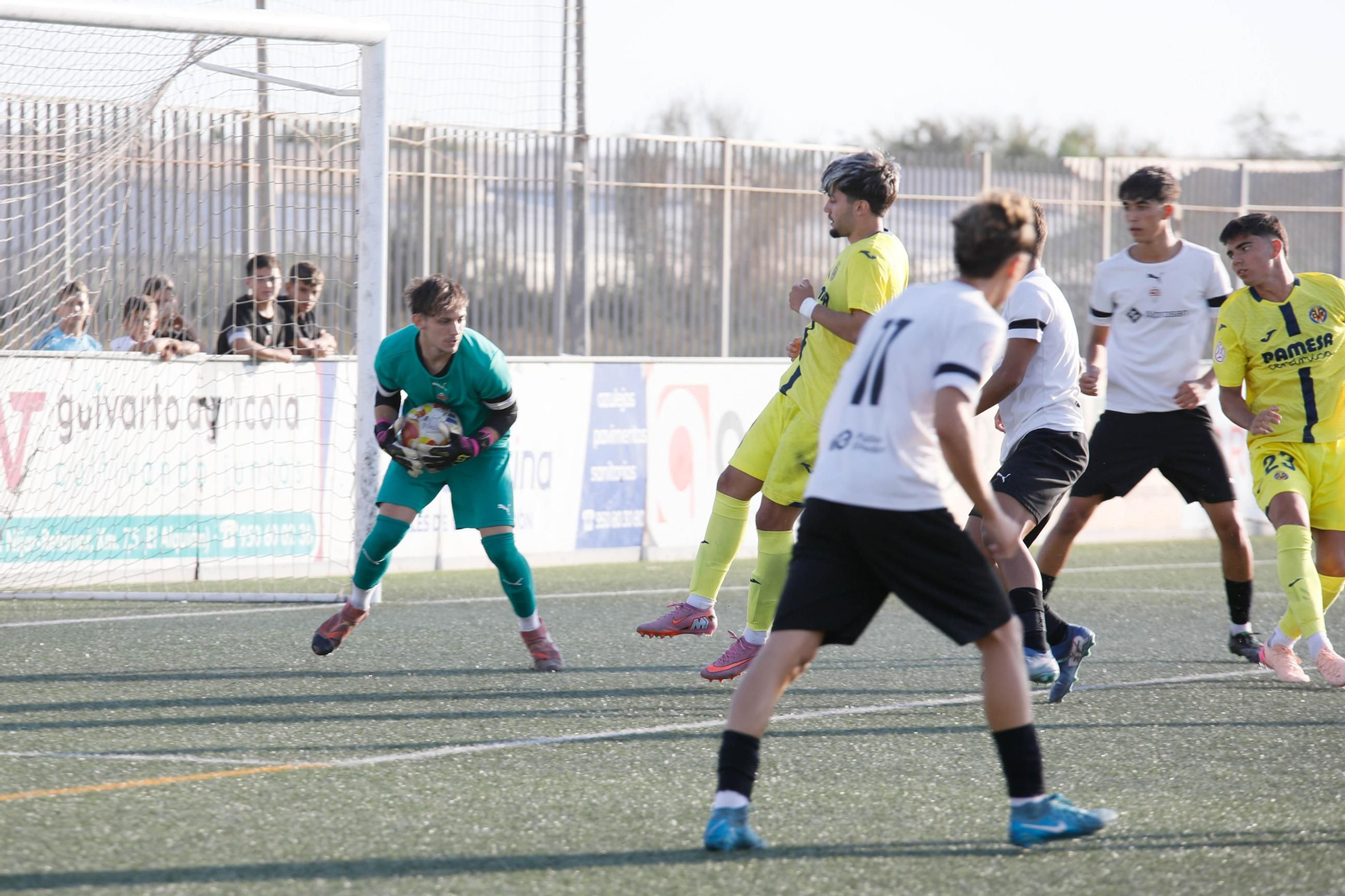 El guardameta cañaero Iván González atrapa el balón durante el choque frente al Villarreal del pasado Trofeo de Feria Juan Oncala.