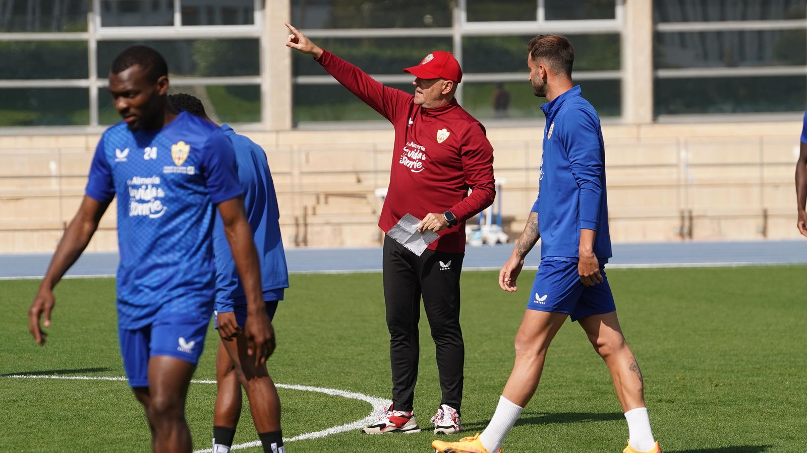 El entrenador rojiblanco conversa con Leo Baptistao.