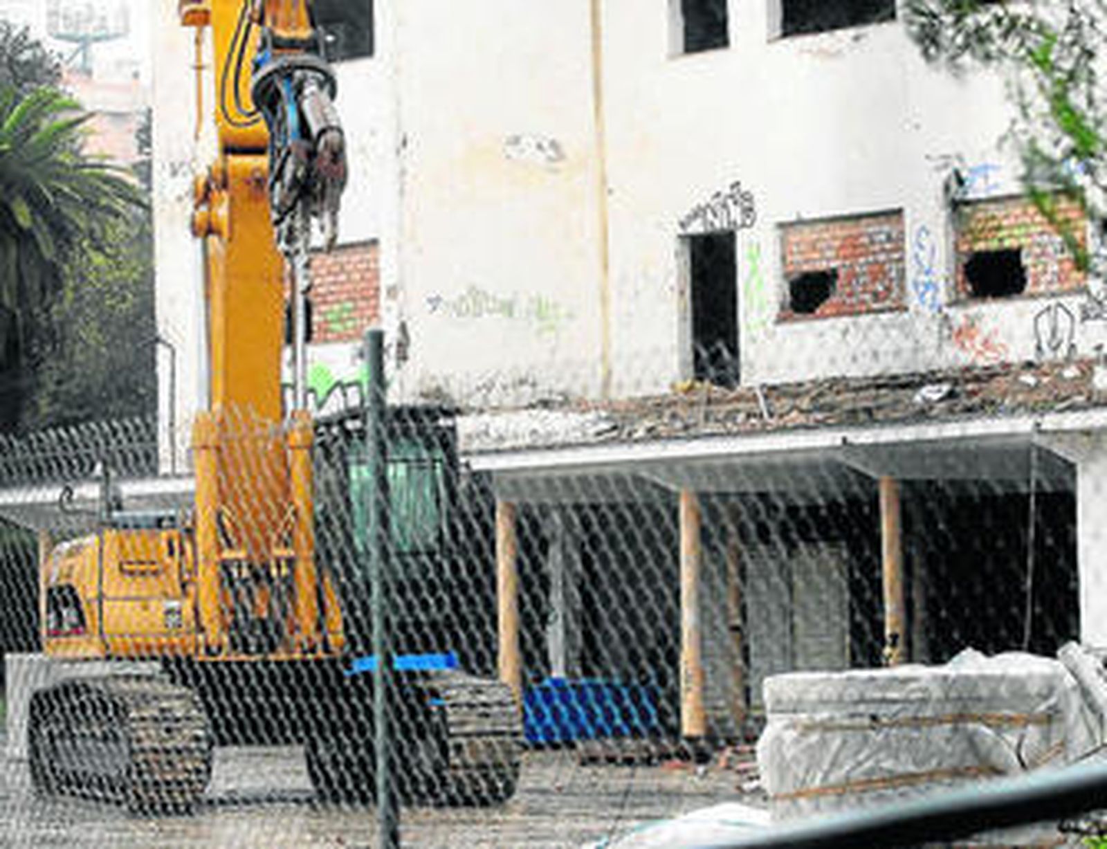 La máquina para el derribo está instalada ya frente a la fachada del antiguo colegio Blas Infante.