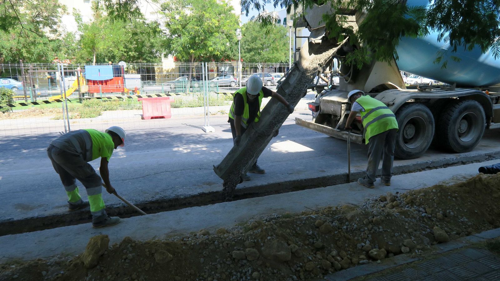 Obras en la calzada para la Línea 3 Norte de Metro.