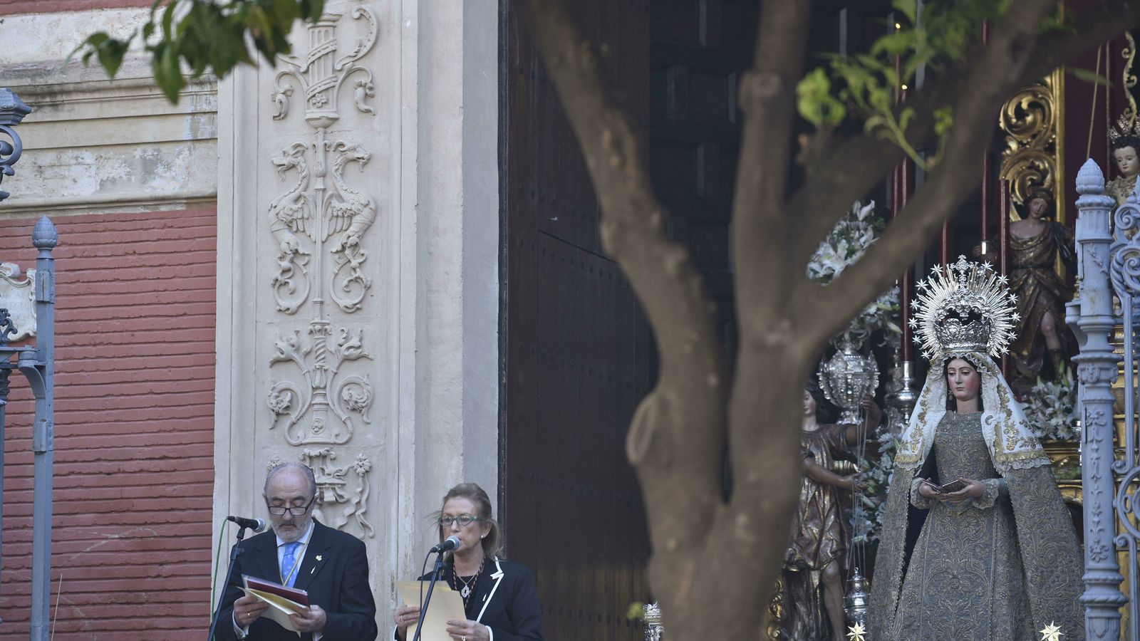 Meditaciones en la Plaza del Salvador.