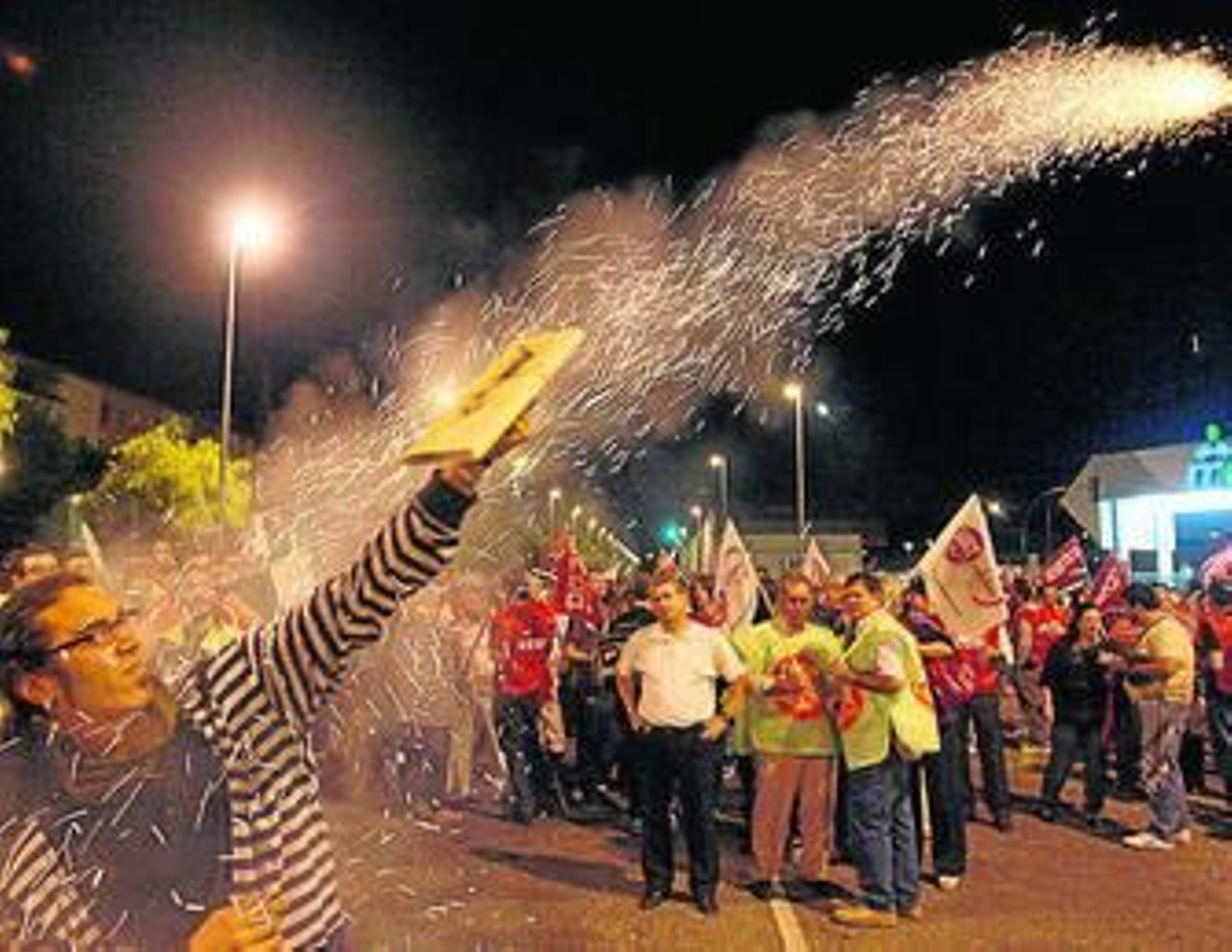 Un manifestante tira un cohete en Mercacordoba.